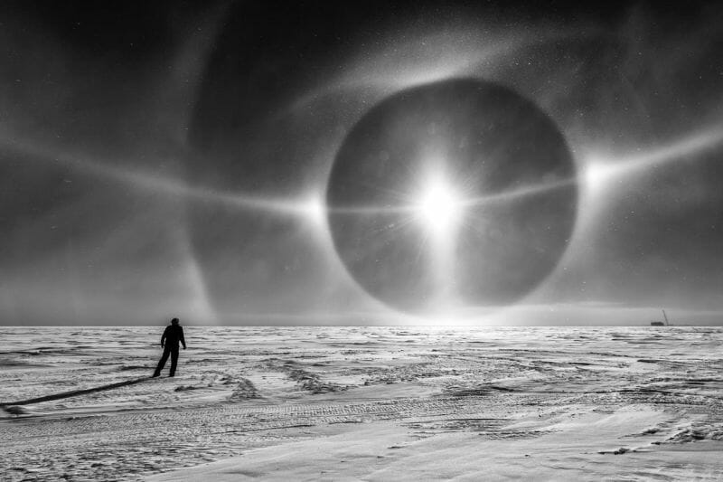 You are currently viewing The Sky in Antarctica Looks Like Something Out of Science Fiction